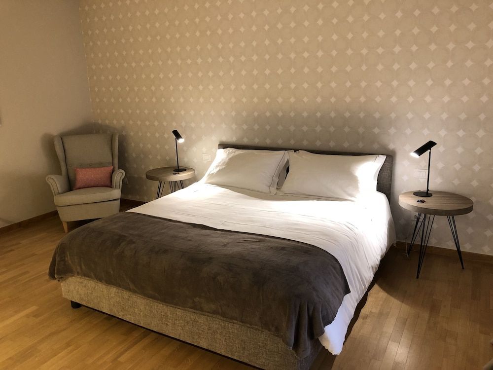 200 ROOMS & TERRACE 1