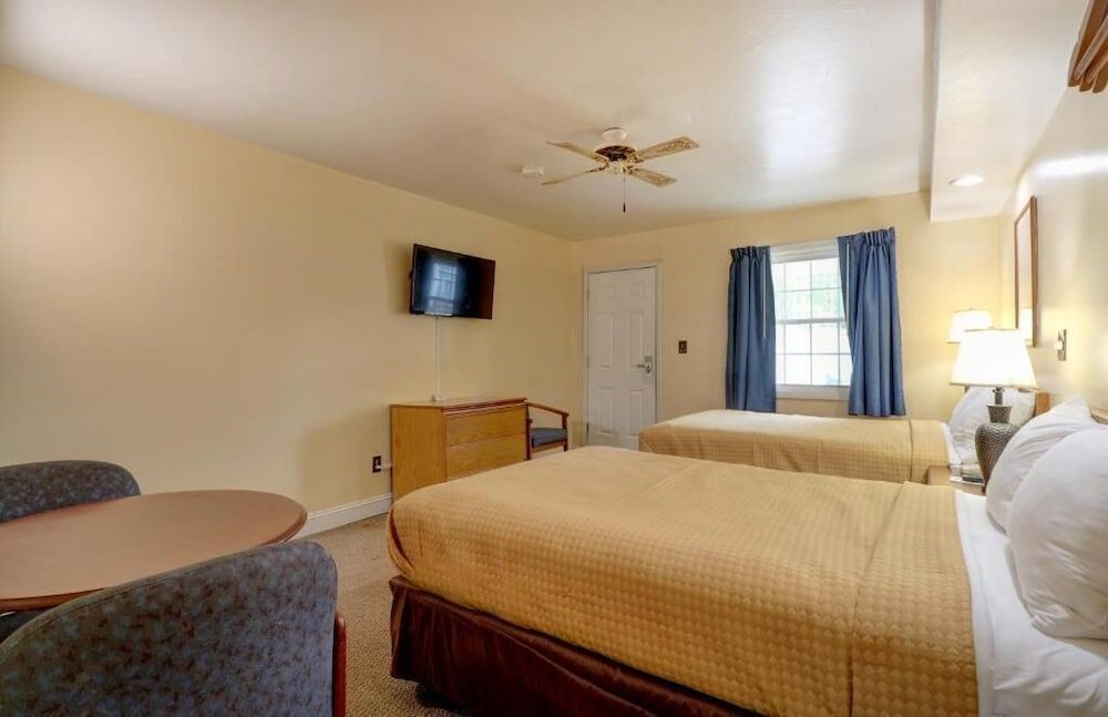 Brookside Inn & Cottages 2