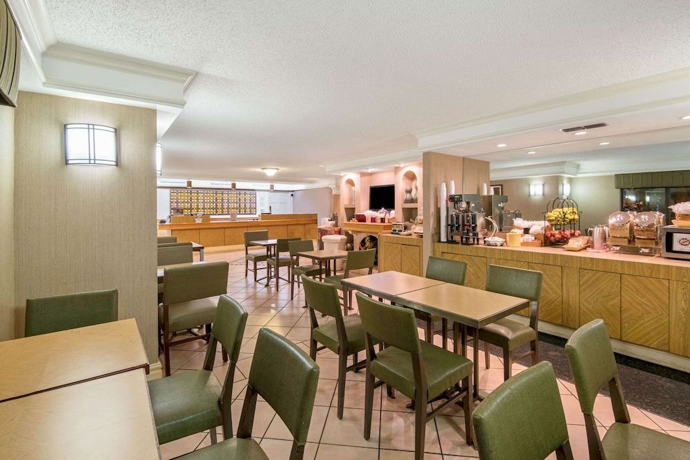 La Quinta Inn by Wyndham San Antonio Market Square 2