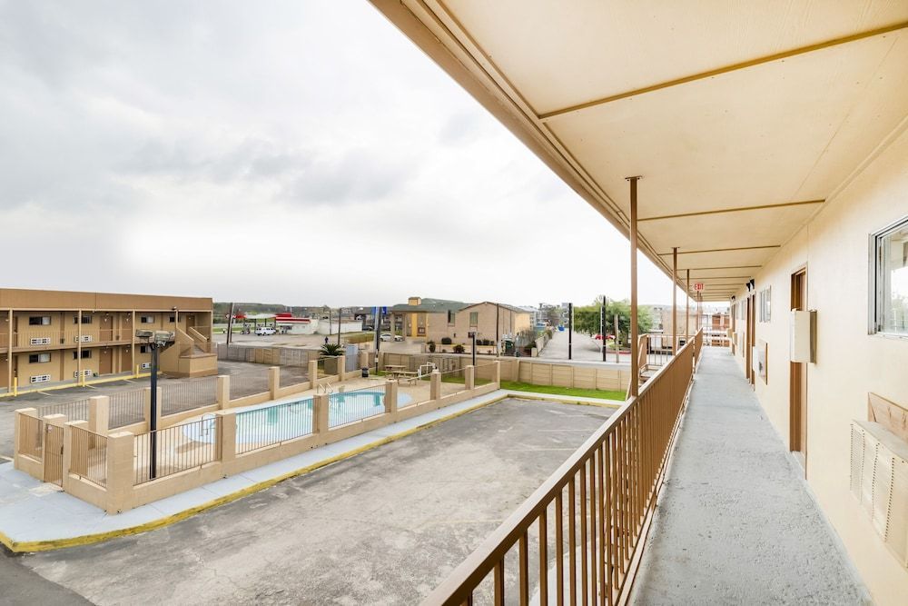Oyo Hotel San Antonio Lackland AFB Seaworld Hwy 90 W 2