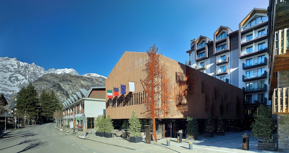 Le Massif Hotel & Lodge Courmayeur - The Leading Hotels of the World 1