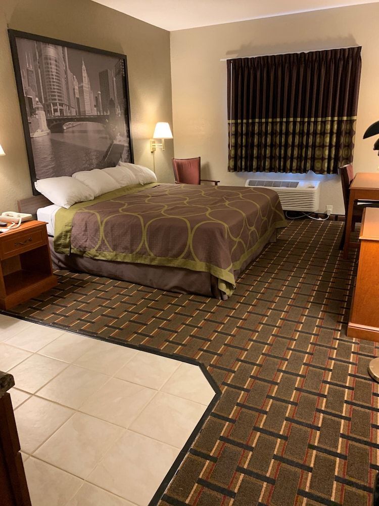 Super 8 by Wyndham Valparaiso 1