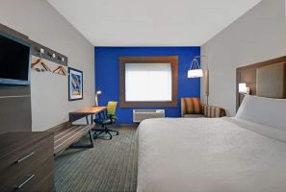 Holiday Inn Express & Suites DETROIT - DEARBORN by IHG 2