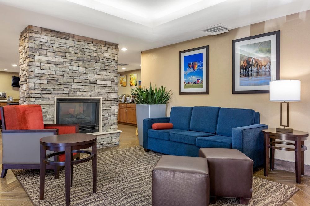 Comfort Inn & Suites Phoenix North - Deer Valley 2
