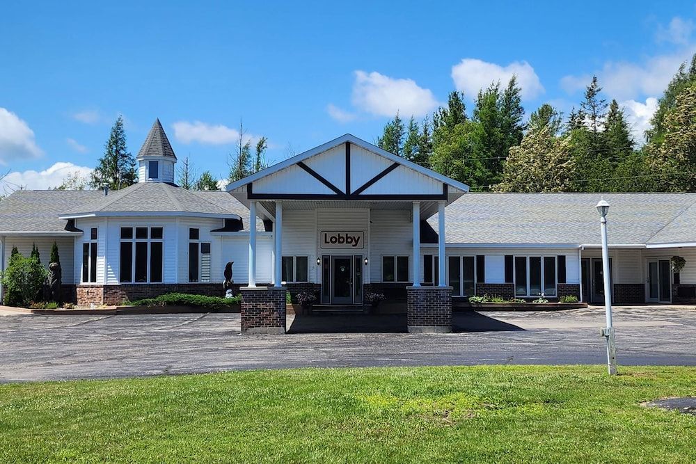 Econo Lodge Lakeshore 1