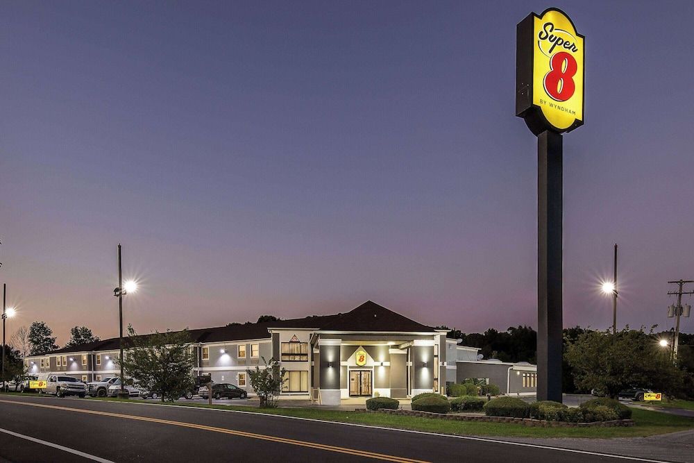 Super 8 by Wyndham Dickson 1