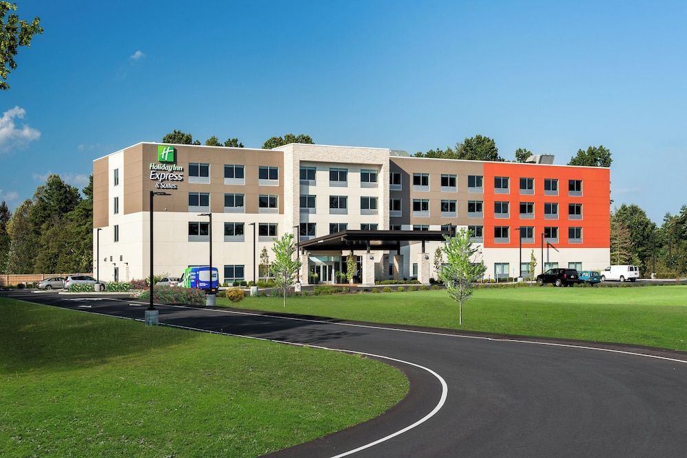 Holiday Inn Express & Suites QUEENSBURY - LAKE GEORGE AREA by IHG 1
