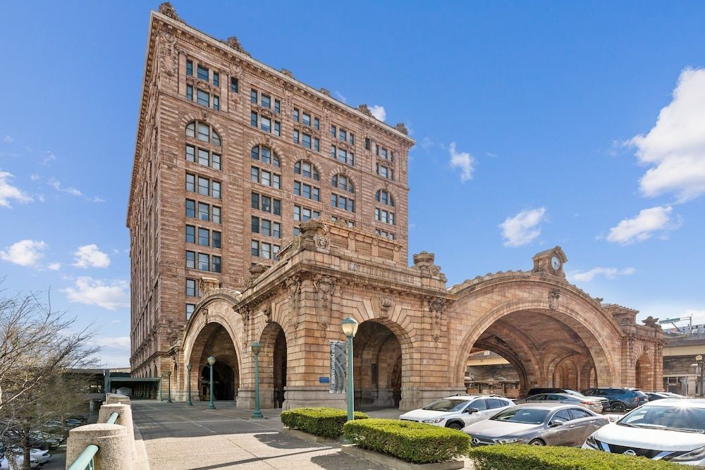Placemakr Downtown Pittsburgh at The Pennsylvanian 1