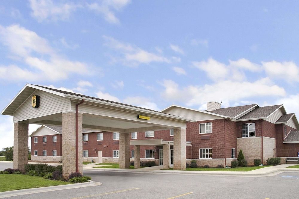 Super 8 by Wyndham Ava 1