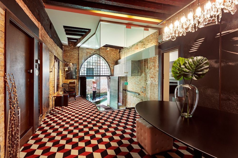 Charming House Iqs 1