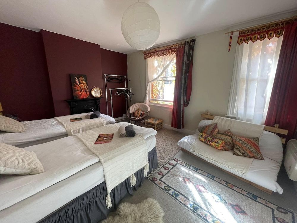 Glastonbury 2-bed House, Sleeps 6 & Pet Friendly 2