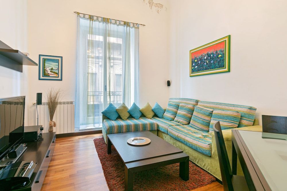 GuestHost - Vittorio Emanuele & Via Roma Colorful Apartment 1