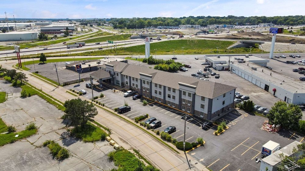 Comfort Inn & Suites Hazelwood - St Louis 1