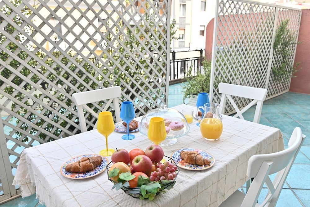 IzzHome Holiday Terrace 1