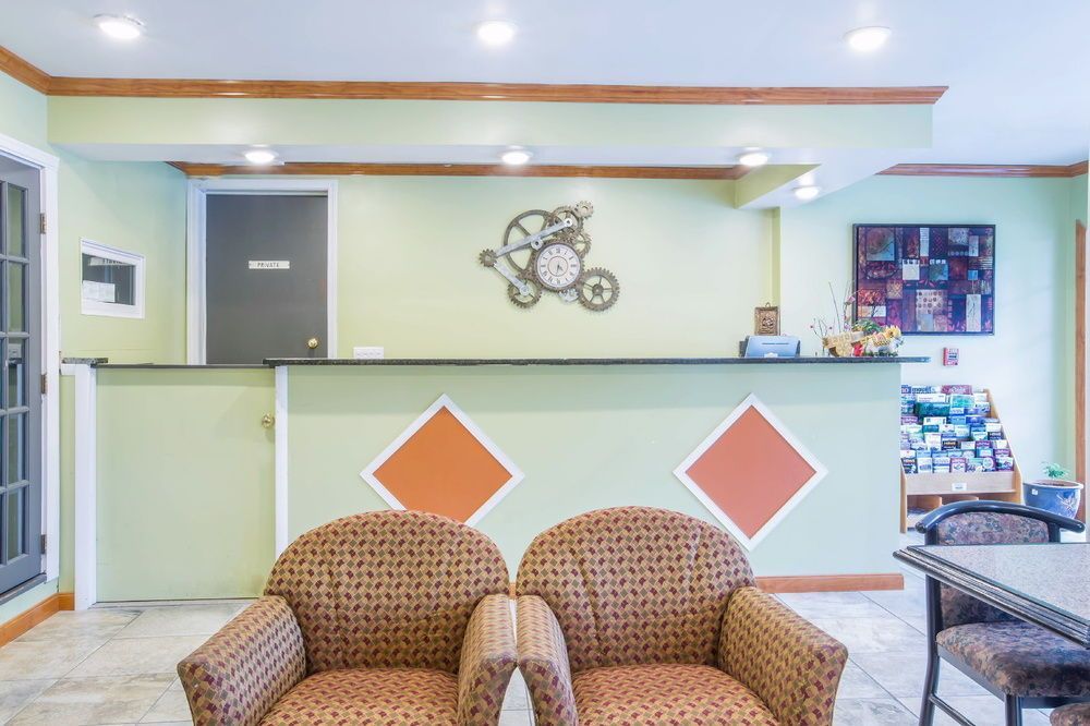 Econo Lodge Manchester Area 2