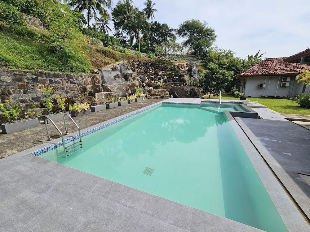 Galle Retreat Colonial Villa with Pool and Garden 1
