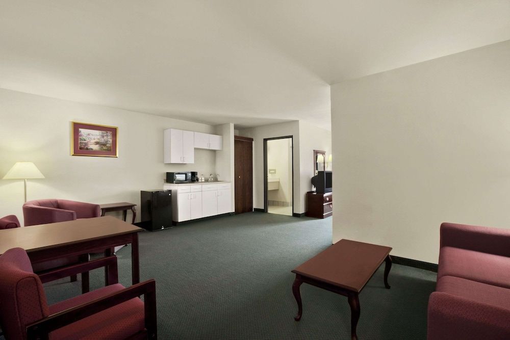 Days Inn & Suites by Wyndham Romeoville 2