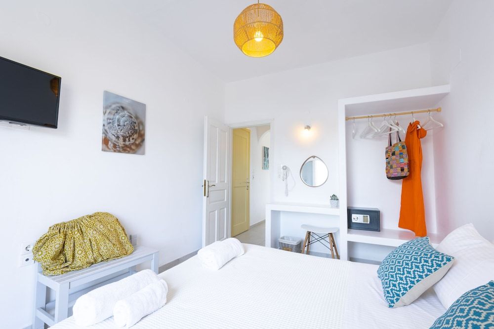 Akrotiri Hotel 2