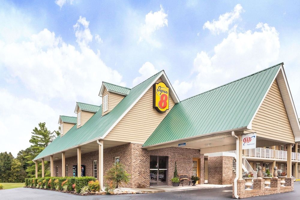Super 8 by Wyndham Kingston 1