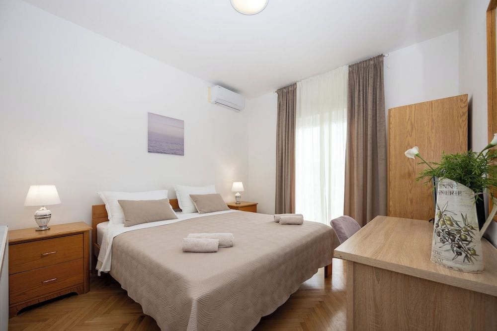 Double bed Room With Private Bathroom and Balcony 2