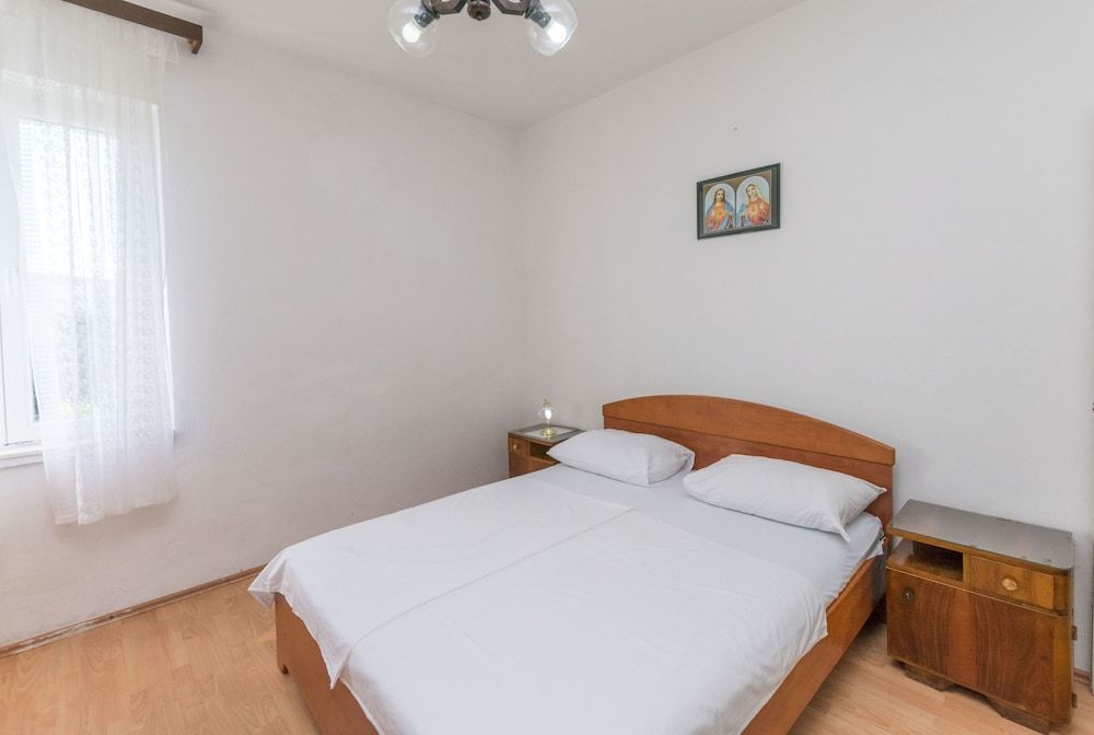 Apartments and Rooms Jakov 1