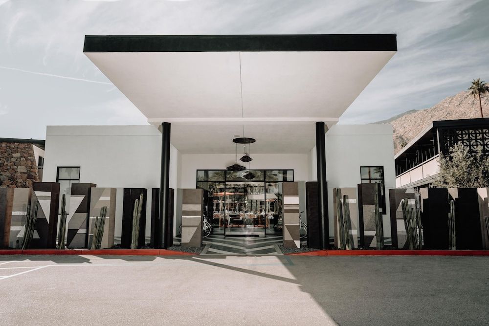 V Capri Palm Springs, a Dolce by Wyndham 1