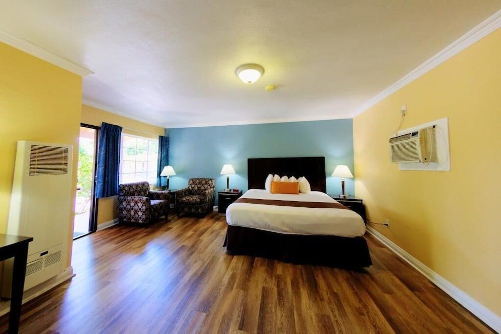 Palm Tropics Motel 2