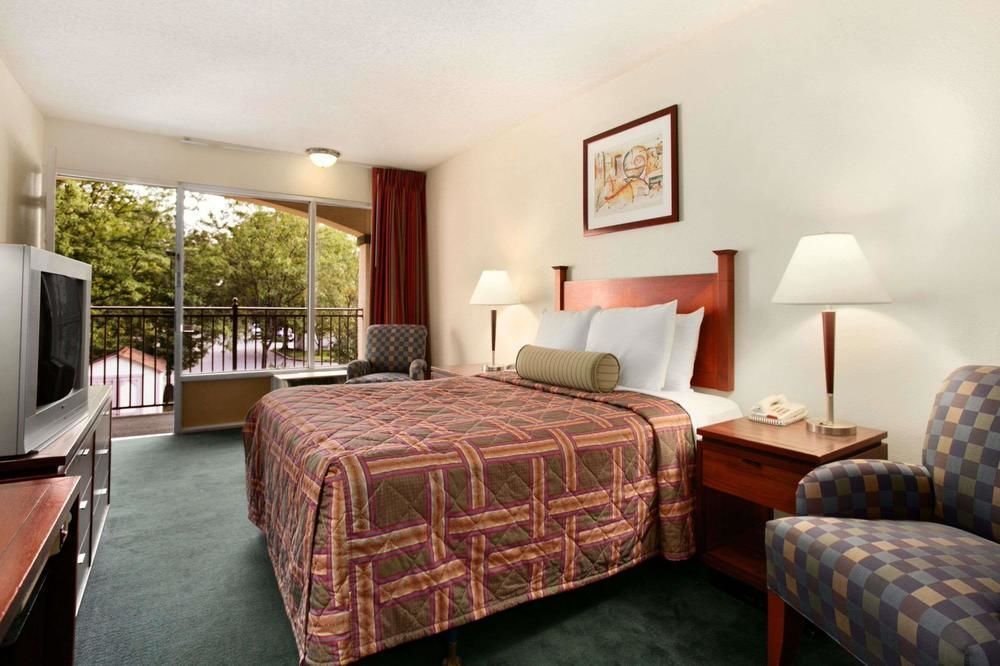 Travelodge by Wyndham Waukegan Gurnee 1
