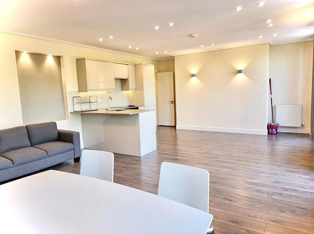 London Riverside Apartment Retreat 1