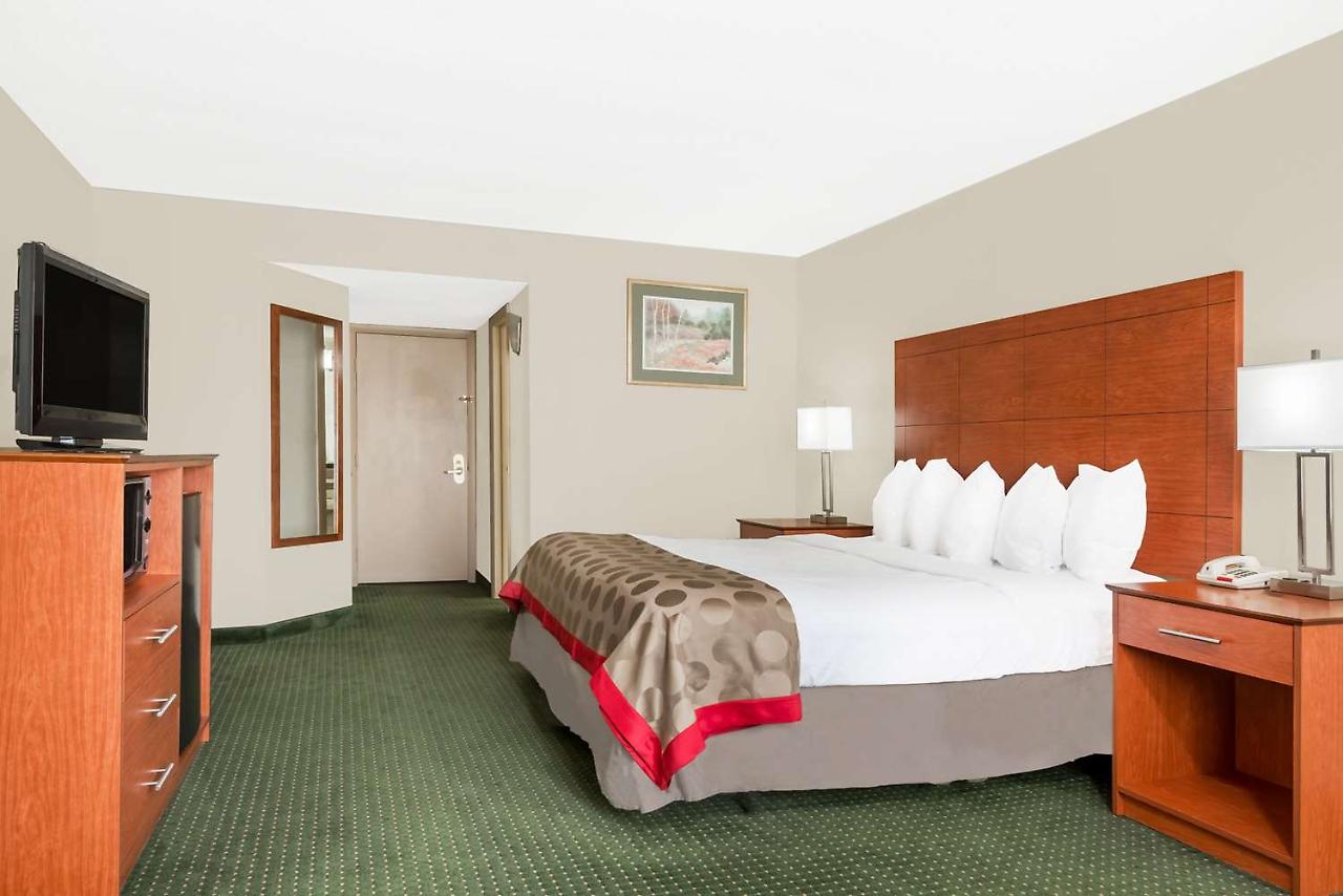 Ramada by Wyndham Lexington North Hotel & Conference Center 1