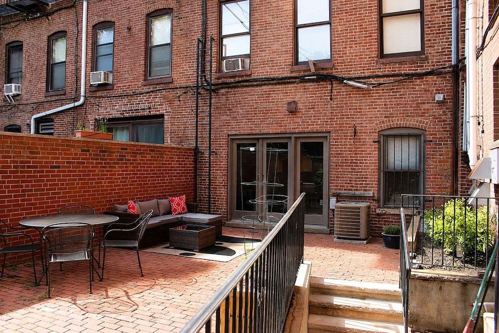 Maverick Suites at 402 Columbus Ave 1
