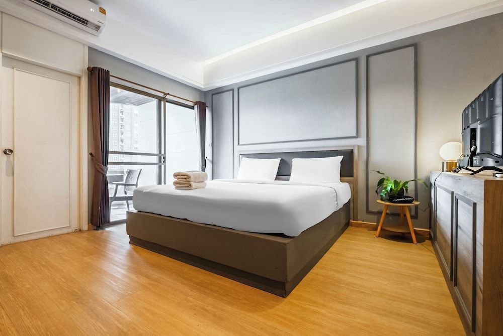 Boss Hotel 1