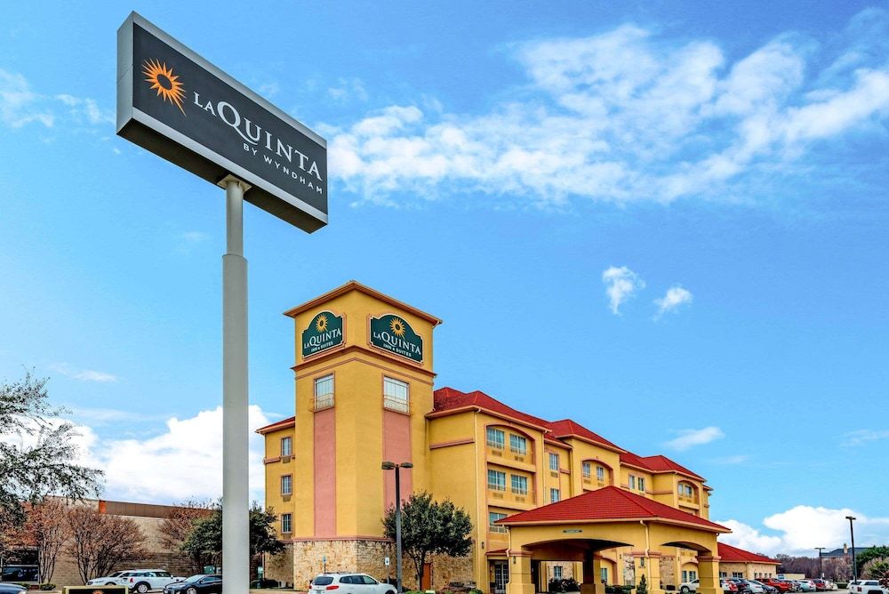 La Quinta Inn & Suites by Wyndham DFW Airport West - Bedford 1