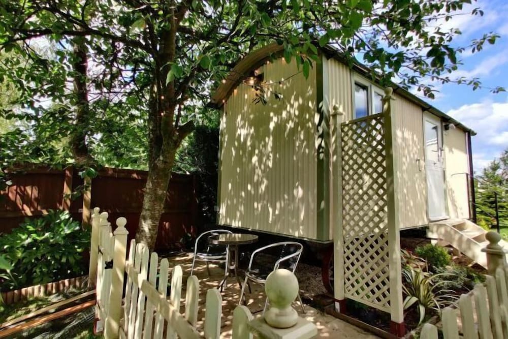 Duck House - 1 Bed Shepherds Hut - Gower 1