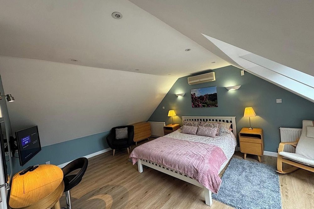 River Tamar Couples Retreat - Dog-Friendly 1