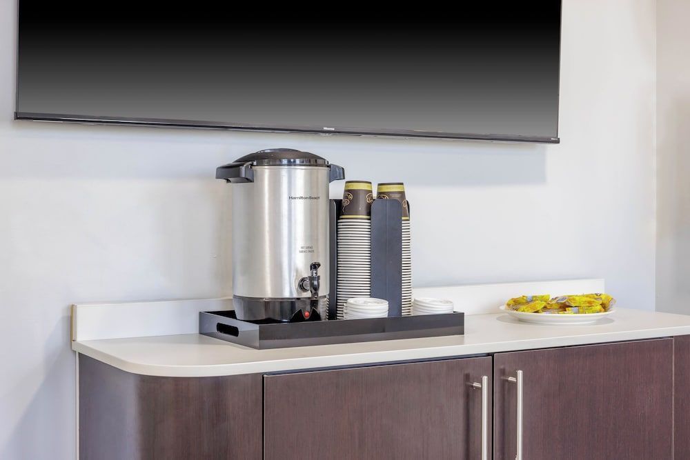 Studio 6 Toronto - Mississauga with Kitchenettes 2