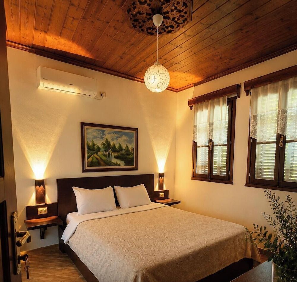 Denis House 1930 Cozy Private Rooms with Authentic Charm 1