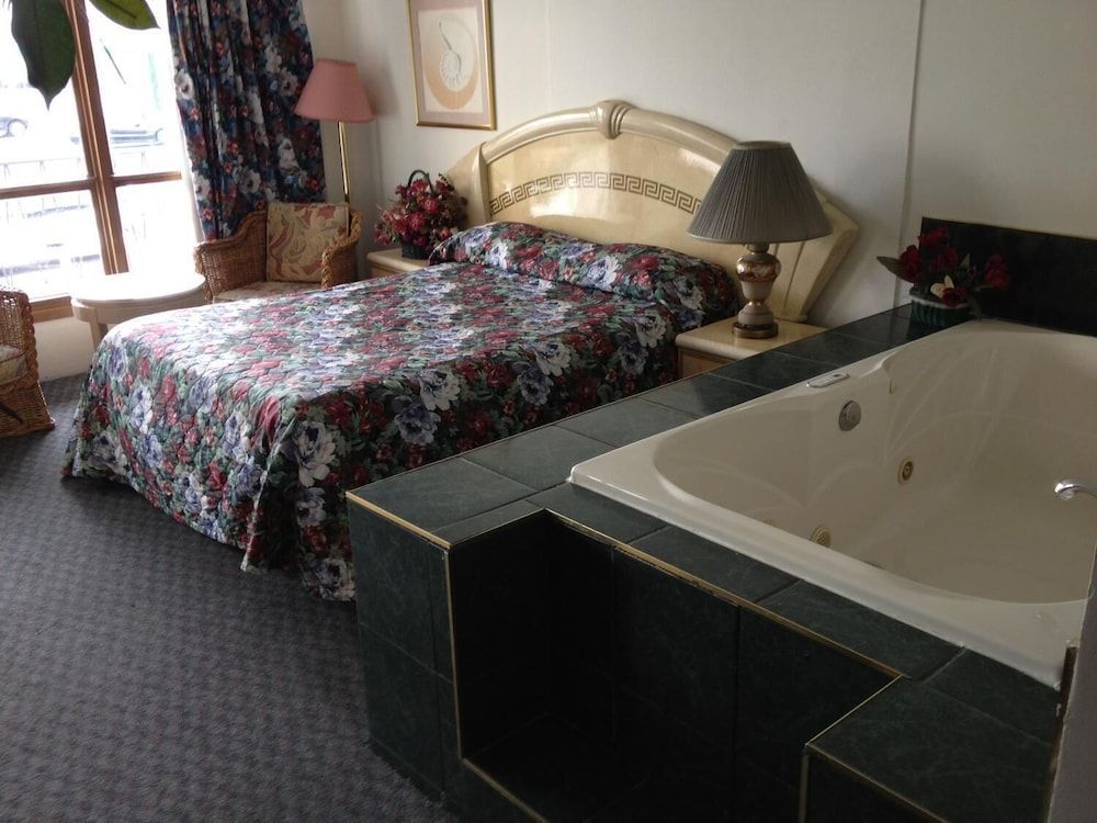 Rainbow Motor Inn - By the Falls 2