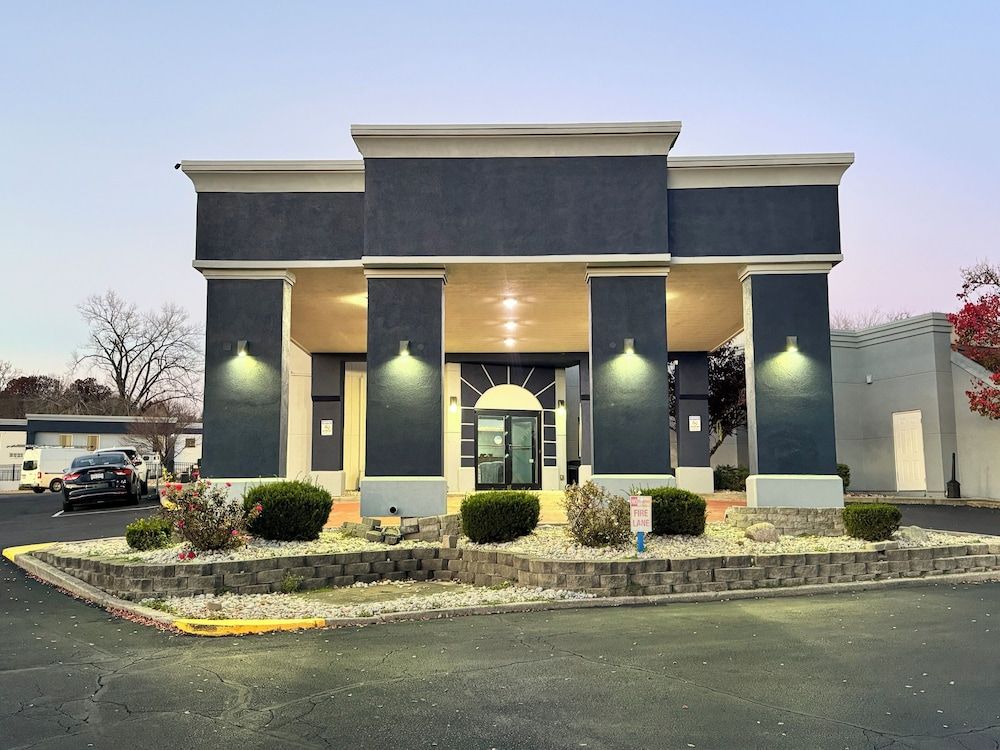 Quality Inn & Suites Cincinnati Uptown Norwood 1