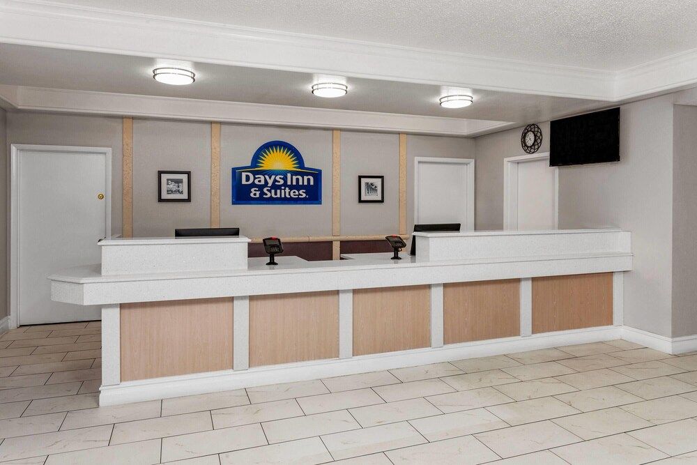 Days Inn & Suites by Wyndham Arlington Heights 2