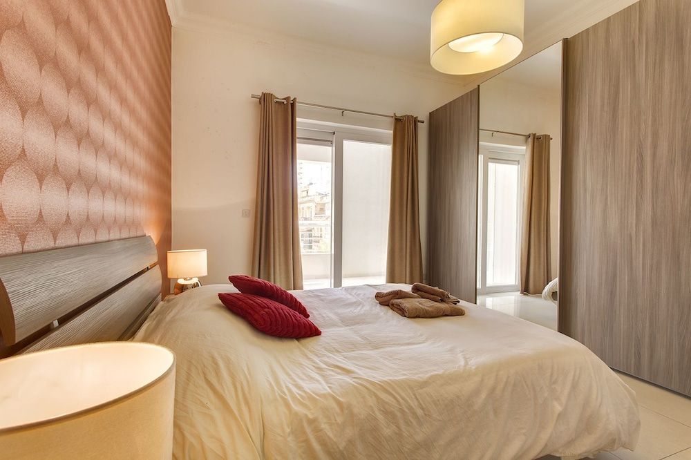 Seaview Apartment In Fort Cambridge, Sliema by Buena Vista 2