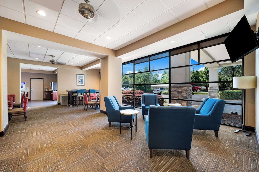 Comfort Suites Northlake 2