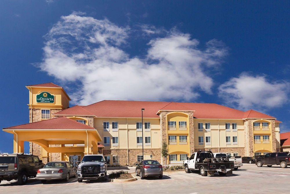 La Quinta Inn & Suites by Wyndham Floresville,TX 1