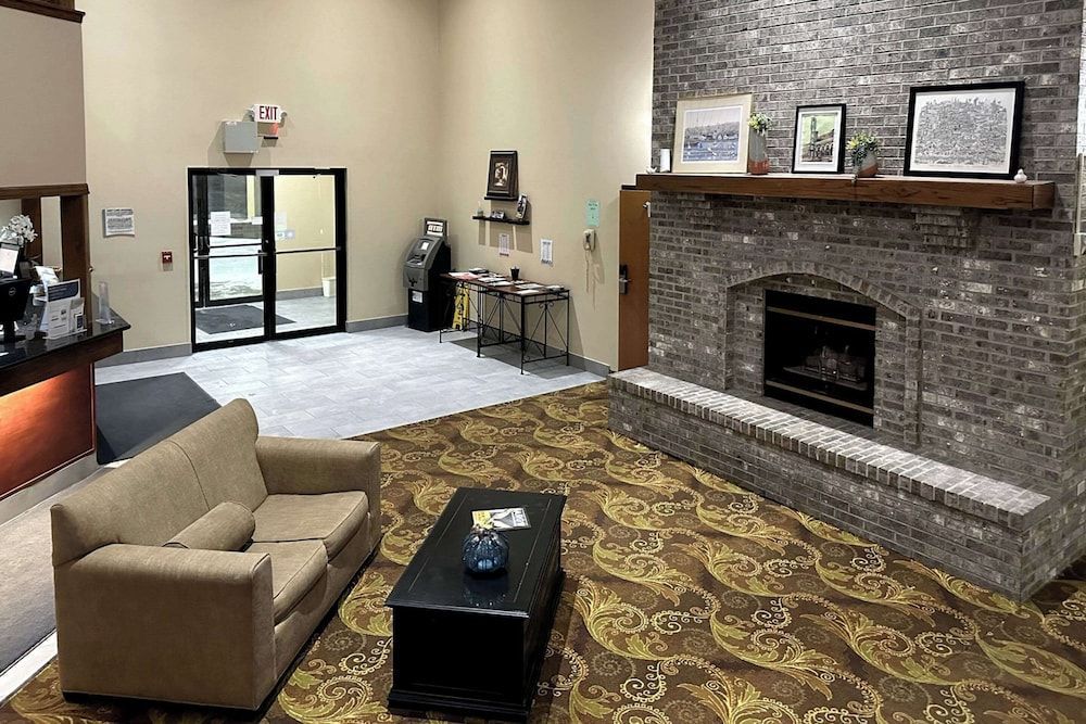 Quality Suites Near West Acres 1