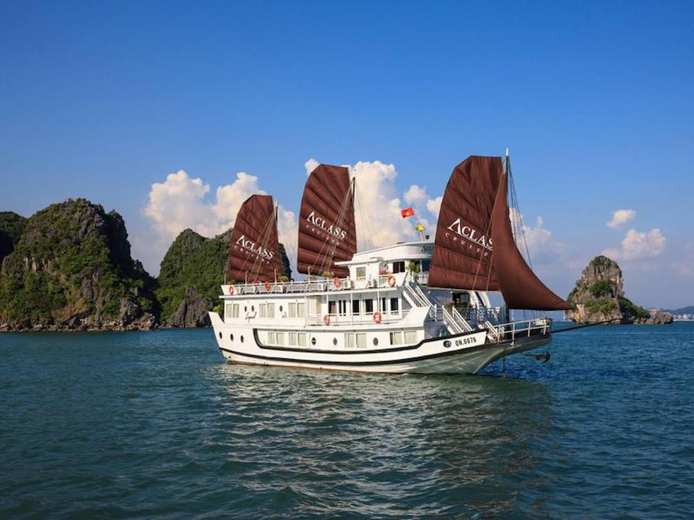 Halong Bay Overnight Cruise 1