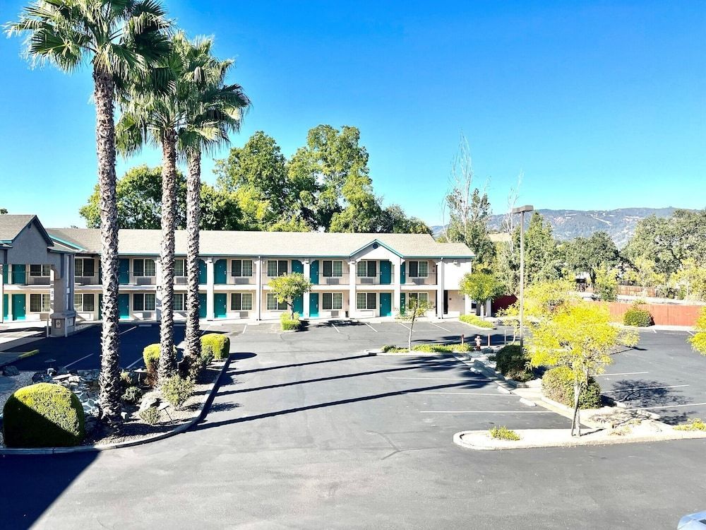 Cloverdale Wine Country Inn & Suites 1