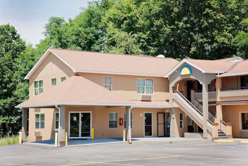 Days Inn by Wyndham Fairmont 1