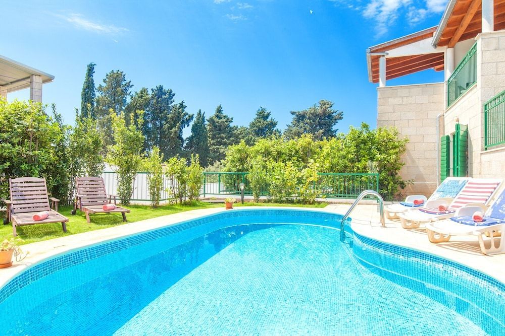 Superb Villa With Private Pool and Garden 1