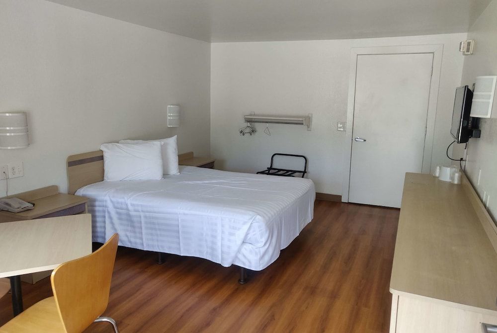 Travelodge by Wyndham Fayetteville 1