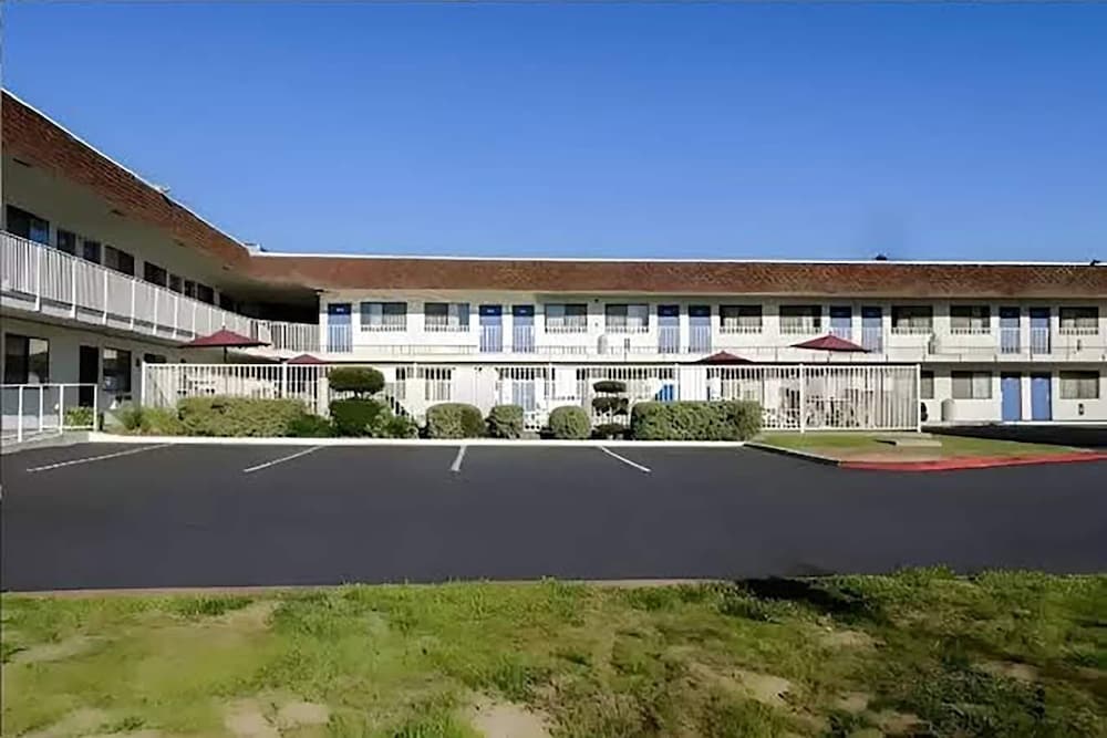 Super 8 by Wyndham Turlock 1